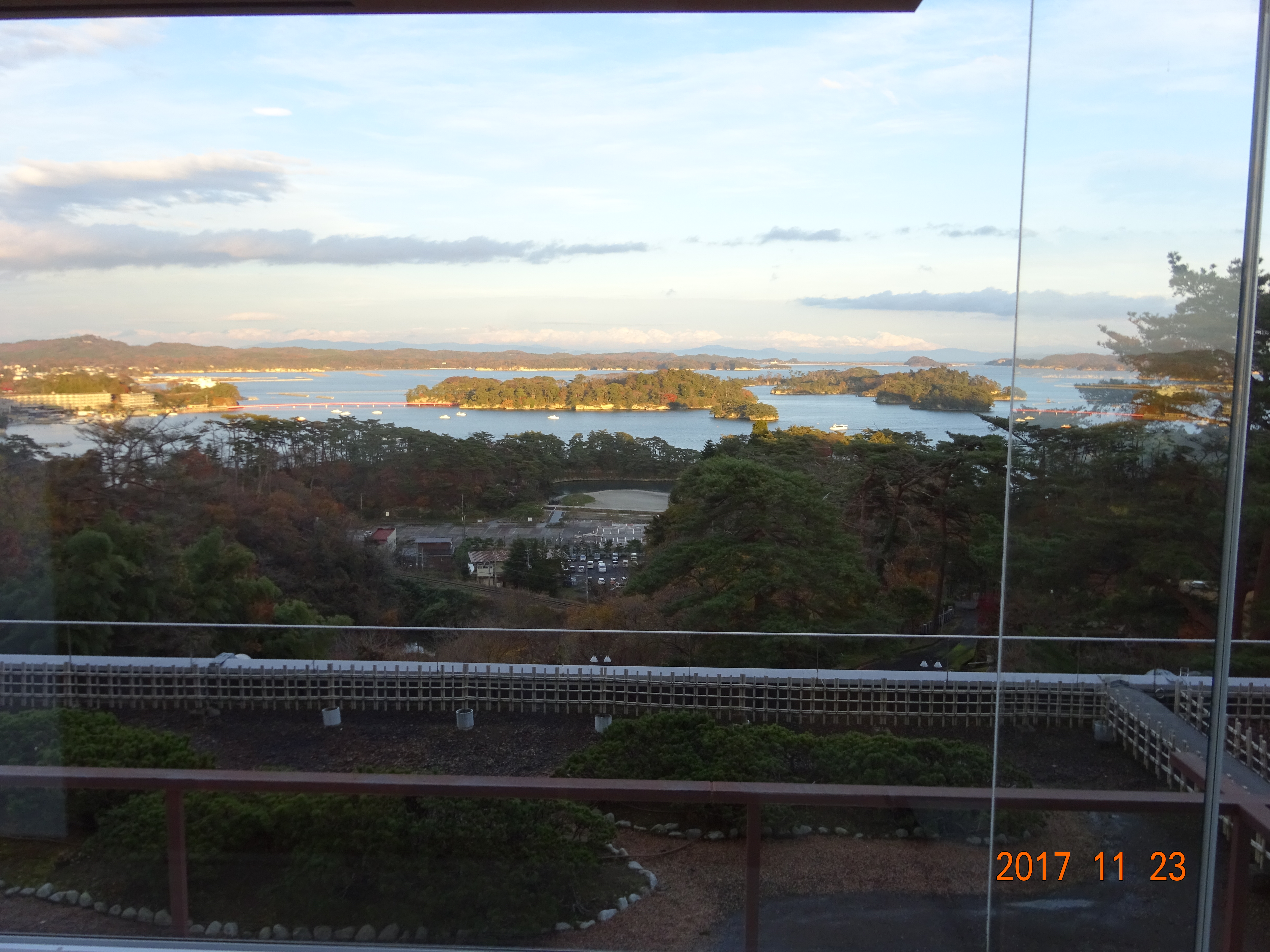 �G�R�����Ј����s�̗l�q